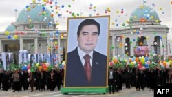 Тәуелсіздік күнінде жұрт президент Гурбангулы Бердімұхамедовтің суретін көшеге алып шықты. Ашғабат, 27 қазан 2009 жыл. (Көрнекі сурет)