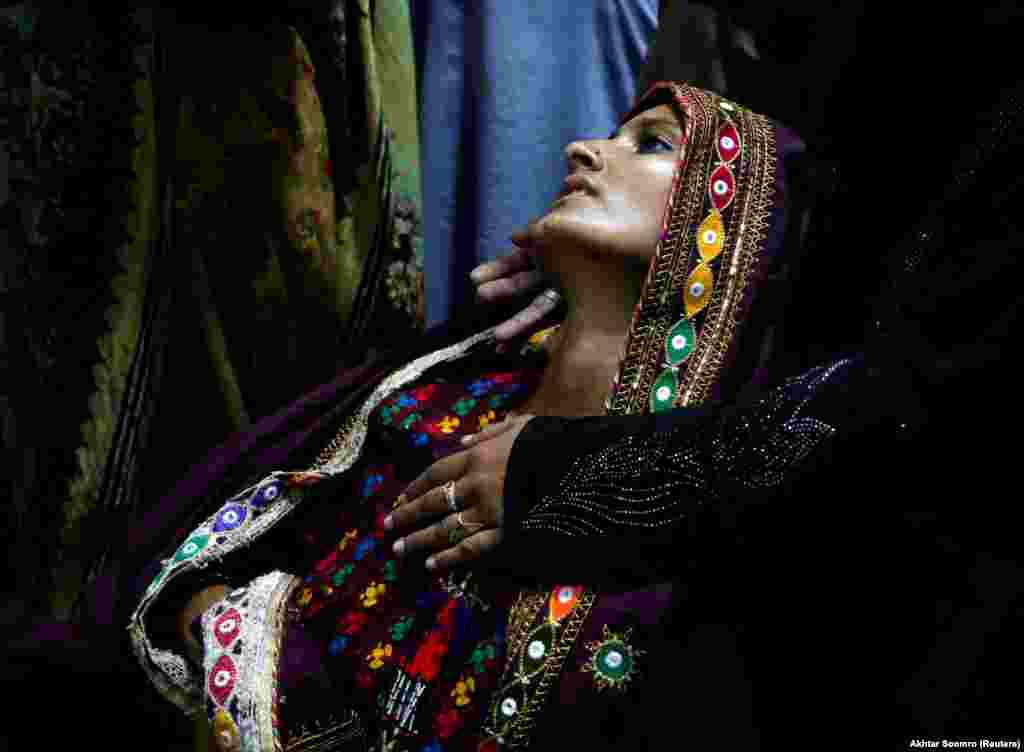 Страдая от лихорадки, 25-летняя Кундж находится под присмотром родственницы, ожидающей медицинской помощи в Сехване, Пакистан, 29 сентября 2022 года. Страна пережила одно из самых разрушительных наводнений в своей истории, которое смыло деревни и пострадало более 33 миллионов человек, затопив обширные территории, которым, вероятно, потребуются месяцы, чтобы высохнуть. В регионе распространяется малярия, лихорадка денге и другие болезни, передающиеся через воду. (Рейтер/Ахтар Сумро)