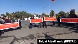 Президент жолугушуу  өткөрүп жаткан маалда, ондогон адам сыртта нааразылык билдирип чогулду. Өзгөн, 4-октябрь, 2022-жыл.