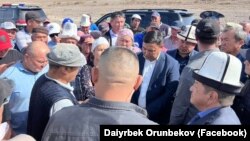 Акылбек Жапаровдун Лейлектеги эл менен жолугушкан учуру. 