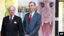 Шведският крал Карл Густав на посещение в Института за еволюционна антропология "Макс Планк" в Лайпциг, заедно с проф. Сванте Пебо, автуст 2016 г.