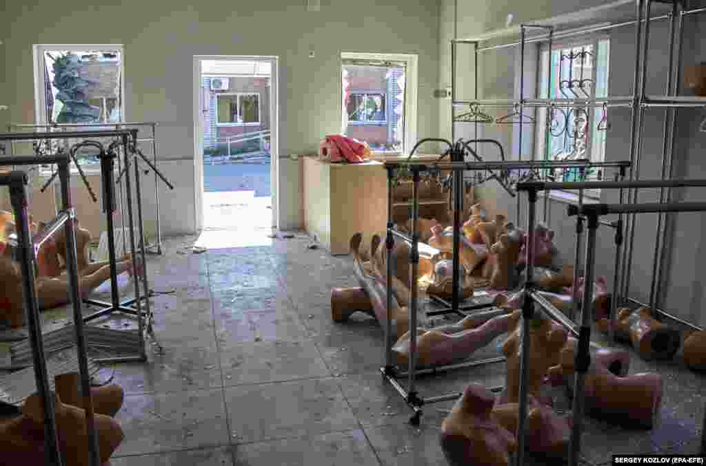 Пошкоджений магазин на місцевому ринку в Куп&#39;янську