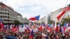 Проросійські демонстранти у Празі хотіли зняти прапор України, поліція повідомила про затримання