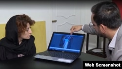 آتش شاکرمی (چپ)، خاله نیکا، از قربانیان سرکوب، هفته گذشته در یک برنامه تلویزیون حکومتی حاضر شد