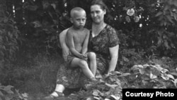 Владимир Путин с матерью