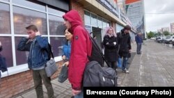 Сугыштан качучыларны сыендырган кинотеатр янында