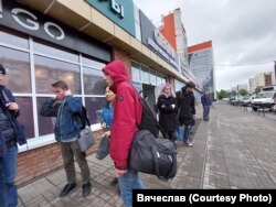 Релоканты из РФ у торгового центра Уральска, в кинотеатре которого предоставляют ночлег. Казахстан, 3 октября 2022 года