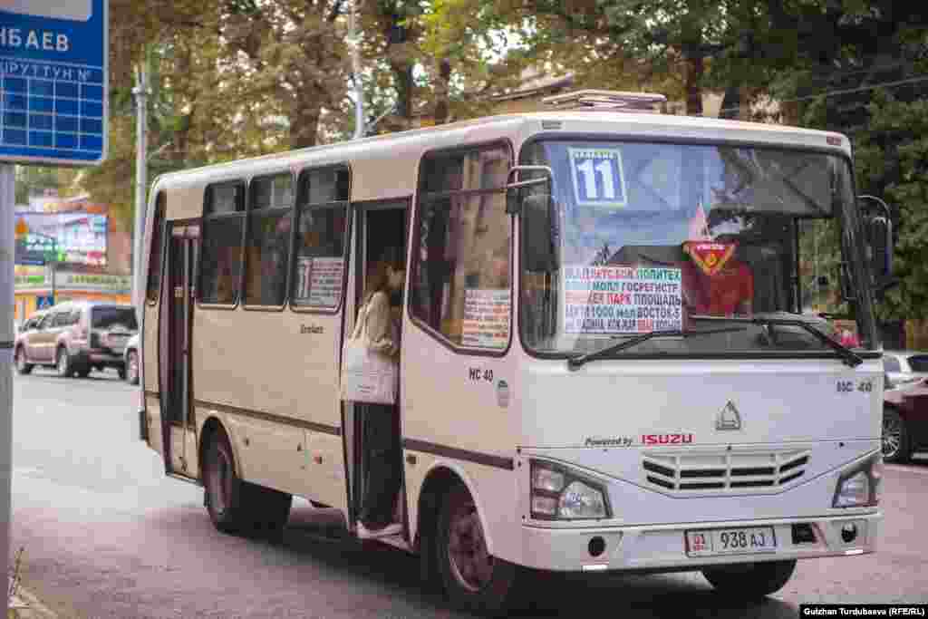 Бишкекте транспорт тартыштыгы өзгөчө окуу башталганда сезилет. Шаардагы мектептерде расмий эсеп боюнча&nbsp;137 424төн ашык окуучу бар.&nbsp; Алардын көбү жашаган жерлерден алыс жайгашкан мектептерге барышат. Дайыма тыгында жүрүүгө аргасыз.