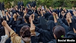 عکسی از یک تجمع اعتراضی دانشجویان در دانشگاه الزهرا، زمستان ۱۴۰۱