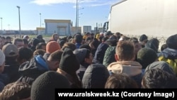Русиядән китүчеләр Самар белән Җаек арасындагы Маштаково чик капкасы янында чиратта тора