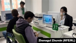 Люди, получающие государственные услуги, в Центре обслуживания населения в Актобе. Иллюстративное фото