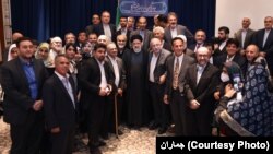 دکتر مرتضوی (راست، با کراوات)