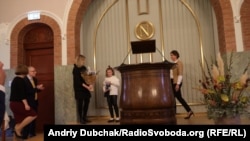 Дочка Владислава Єсипенка Стефанія (на фото у центрі) отримує премію за батька