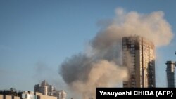 Дим на Києвом від пожежі, що виникла внаслідок атаки, запущених російською армією дронів-камікадзе на об'єкт енергопостачання. 17 жовтня 2022 року. , amid the Russian invasion of Ukraine. Kyiv, 17OCT2022