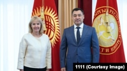 Президент Садыр Жапаров (солдо) Европа Биримдигинин Борбор Азиядагы Атайын өкүлү Тери Хакаланы кабыл алды. Бишкек. 10-октябрь, 2022