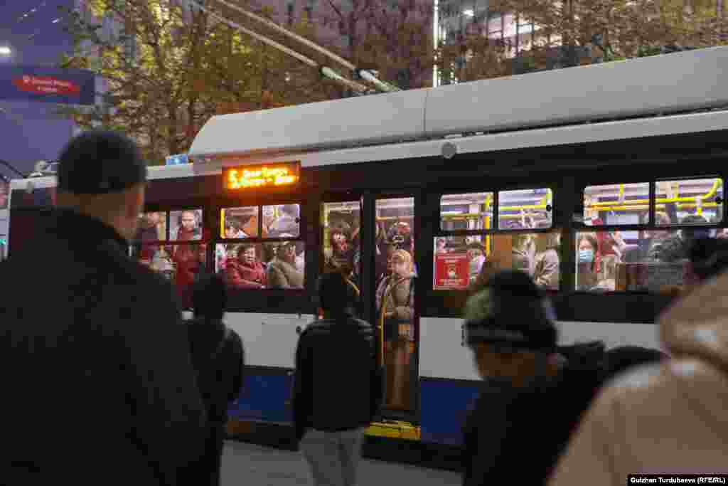 Соңку эки айда шаарда алты маршруттук каттам жабылган. Алар 110, 127, 155, 170, 269 жана 281-маршруттук каттамдар. Бишкек мэриясы жол киренин арзандыгы жана күйүүчү майдын кымбатташынан улам ишин таштаган айдоочулар көбөйгөнүн билдирген. Мындан улам коомдук транспорт тартыштыгы дагы күчөгөн.&nbsp;