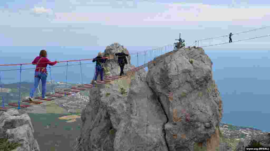 Tişçikler arasında asma köpürler çekilgen ve ücret içün ekstrimciler 1200 metrden çoq yükseklikte yüre bile