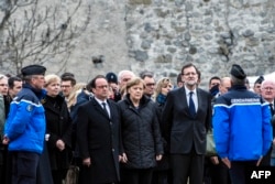 Президент Франції Франсуа Олланд, канцлер Німеччини Ангела Меркель та прем`єр-міністр Іспанії Маріано Рахой прибули на місце падіння літака. 25 березня 2015 року