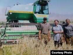 Жамиля Тойчубекова с братьями.