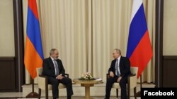 Встреча премьер-министра Армении Никола Пашиняна (слева) и президента России Владимира Путина в  Ново-Огарёве, 19 апреля 2022 г. 