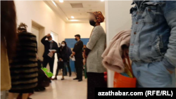 Saglyk öýündäki nobat. Aşgabat, 2022-nji ýylyň aprel aýy (illýustrasiýa suraty)