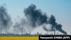 Дим після обстрілу заводу біля Лисичанська, 9 травня 2022 року 