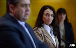 یاسمین فهیمی در نقش دبیرکلی حزب سوسیال دموکرات در کنار سیگمار گابریل رئیس وقت این حزب در سال ۲۰۴/ گابریل چند سال بعد عهده‌دار وزارت خارجه آلمان شد