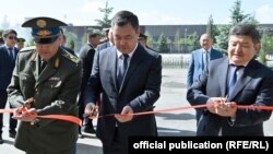 УКМКнын төрагасы Камчыбек Ташиев, президент Садыр Жапаров жана Министрлер кабинетинин төрагасы Акылбек Жапаров. УКМКнын жаңы имаратынын ачылышында. 12-май, 2022-жыл.