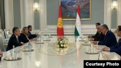 Кыргызстан жана Тажикстандын тышкы иштер министрлери Жээнбек Кулубаев менен Сирожиддин Мухриддин  жолунушуусу.  Дүйшөмбү, 14-май, 2022-жыл. 