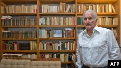 فوئنتس در کنار کتابخانه‌اش، ۶ نوامبر ۲۰۰۸