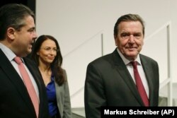 فهیمی در کنار سیگمار گابریل و گرهارد شرودر در نشست سوسیال‌دموکرات‌ها در دسامبر ۲۰۱۵