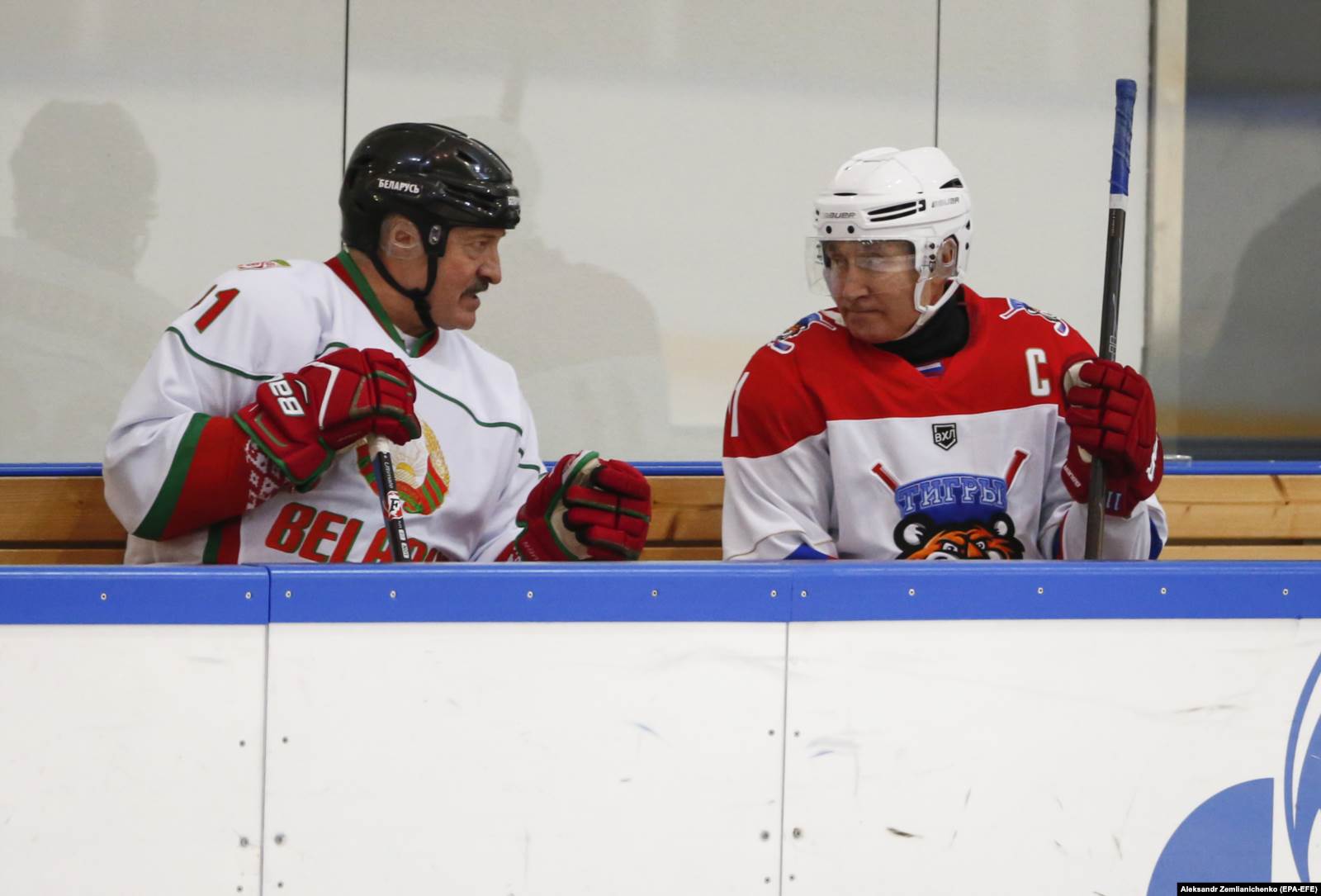 Ruski predsednik Vladimir Putin i beloruski predsednik Aleksandar Lukašenko tokom hokejaške utakmice u resortu na Crnom moru u Sočiju, 7. februar 2020. 