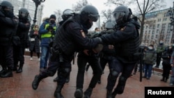 Навальныйды колдоо акциясы суукка карабай өтүүдө