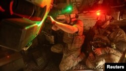 Ілюстраційне фото. Українські військові готуються вести вогонь із самохідної гаубиці M109 «Паладин» поблизу Торецька, червень 2025 року