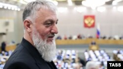 СБУ вказала на те, що Адам Делімханов «входить до найближчого оточення Кадирова» і прибув до окупованої частини Донецької області за його вказівкою