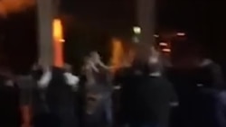 شعار سر دادن مردم مقابل ورودی دانشگاه شریف