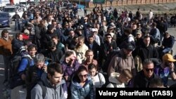 Грузия чигендә Югары Ларс чик капкасында чират