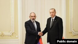 Премьер-министр Армении Никол Пашинян (слева) и президент Турции Реджеп Тайип Эрдоган, Прага, 6 октября 2022 г. 