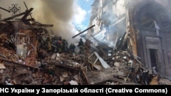 Російська ракета зруйнувала цілий під'їзд будинку у середмісті Запоріжжя. Загалом того дня внаслідок дій Росії загинуло 20 цивільних.6 жовтня 2022 року