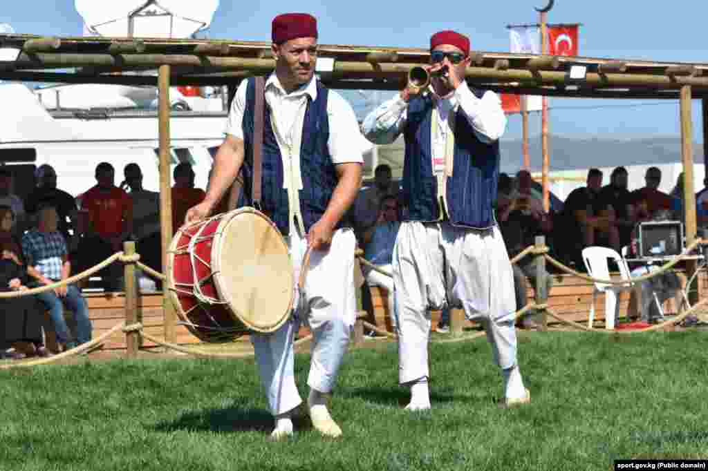 Түркия&nbsp;IV Дүйнөлүк көчмөндөр оюндарынын Изник шаарында тосту.&nbsp;&nbsp;Изник байыркы шаарлардын бири. Шаарда 1331-жылы курулган кыргыз жоокерлеринин күмбөзү бар.&nbsp;