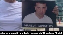 Нурджан Сузер, тетя политзаключенного Мансура Мингелова, устроила одиночный пикет перед штаб-квартирой ООН в Нью-Йорке в поддержку туркменских политзаключенных. сентябрь 2022 г.