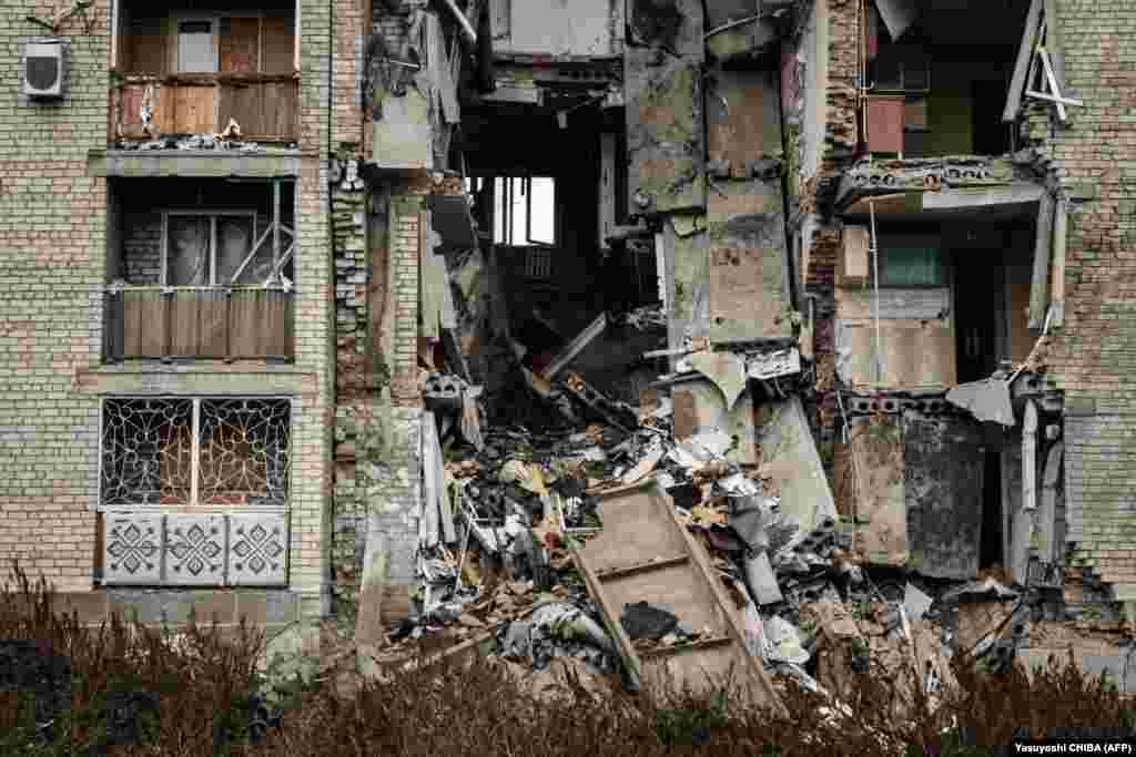 Колись у Бахмуті проживали приблизно 70 000 людей. Зараз ті, хто залишився, борються за виживання без газу, електрики та води. Звуки артилерії та вибухів лунають крізь пошкоджені снарядами руїни квартир. З наближенням зими їхні мешканці розмірковують над тим, як їм вижити, навіть якщо війна їх пощадить