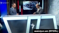 Глава оппозиционной парламентской фракции «Честь имею» Айк Мамиджанян (справа) дает интервью ведущему Азатутюн ТВ Карлену Асланяну. 11 января 2022 г. 