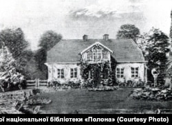 Спершу родина жила у цьому будинку в Прилбичах, біля якого збудувала новий