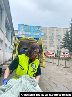 Поранену Настю транспортують до Німеччини