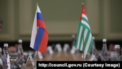 Флаги России и Абхазии