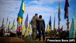 За даними, поширеними в соцмережах, були сплюндровані могили Дмитра Коцюбайла (псевдо «Да Вінчі»), Андрія Пільщикова («Джус») та Павла Петриченка. На могилах зірвані пам’ятні таблички, розбиті лампадки та понівечено державний прапор України. Фото ілюстративне 