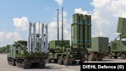 ППО наземного базування IRIS-T існують у двох модифікаціях – малого (SLS) та середнього (SLM) радіусу дії