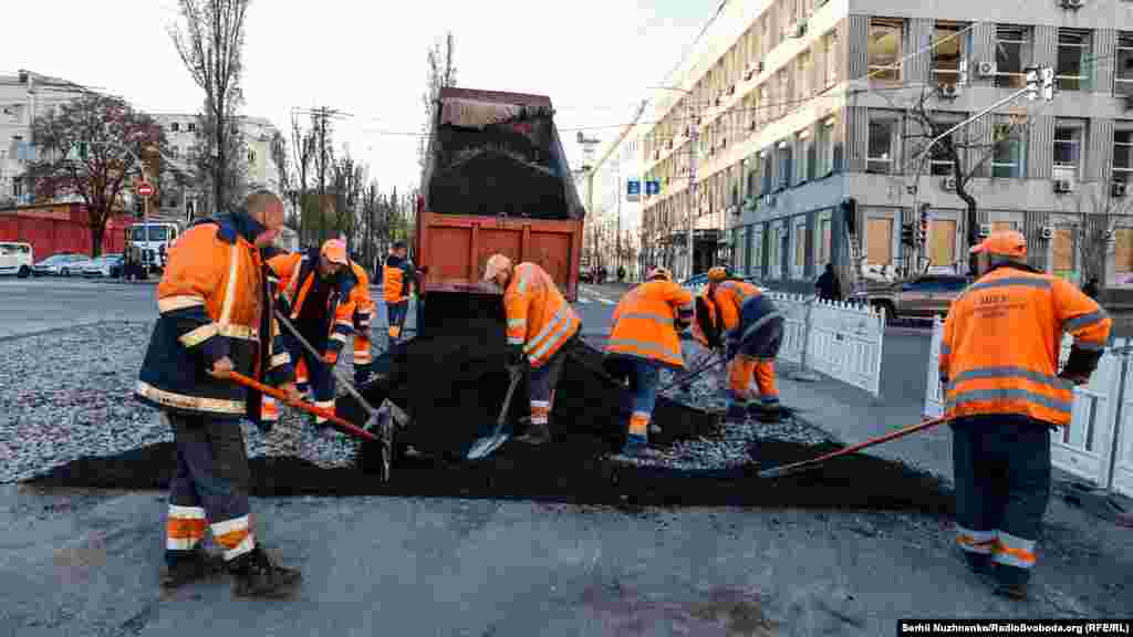 Комунальні служби ліквідовують наслідки ракетного обстрілу на перетині бульвара Тараса Шевченка і вулиці Володимирської