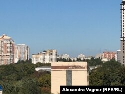 На горизонте справа над домами виден дым от пожара, начавшегося после одного из обстрелов Одессы